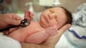 Un pédiatre examine le rythme cardiaque d'un nouveau-né (illustration)