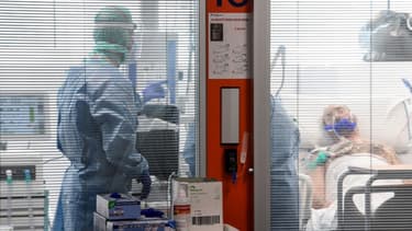 Des soignants lutent contre l'épidémie de Covid-19