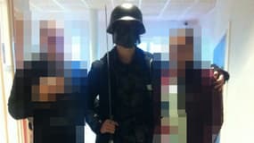Photo du tueur posant avec des élèves, quelques minutes avant de passer à l'acte dans une école suédoise de Trollhattan, jeudi. 