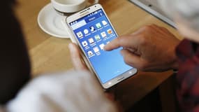 Certains Français deviennent accros: ils sont 16% à consulter leur smartphone dans les cinq minutes suivant leur réveil.