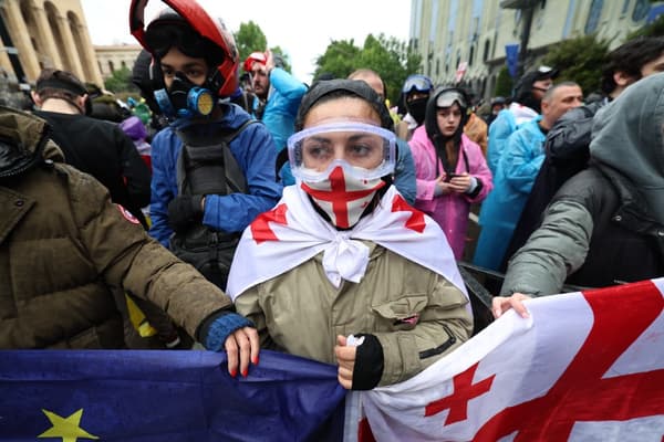 Des manifestants à Tbilissi, Géorgie, après l'adoption d'une loi sur l'"influence étrangère", le 14 mai 2024