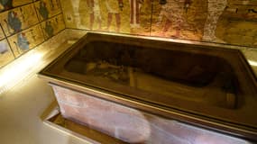 Le sarcophage du roi Toutânkhamon, dans sa chambre funéraire dans la Vallée des Rois, près de Louxor, le 1er avril 2016. 