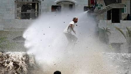 Canon à eau contre les manifestants yéménites à Taïz. Les forces de sécurité yéménites ont fait au moins dix blessés en ouvrant le feu lundi à Taïz pour bloquer une manifestation de milliers de personnes, tandis que l'incertitude entourait un projet de rè