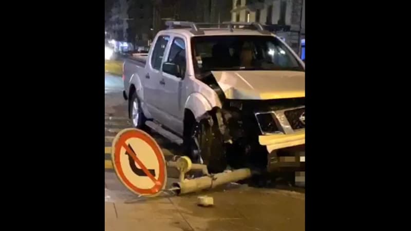 La vidéo montre le pick-up tenter de repartir malgré un panneau de signalisation coincé devant ses roues.