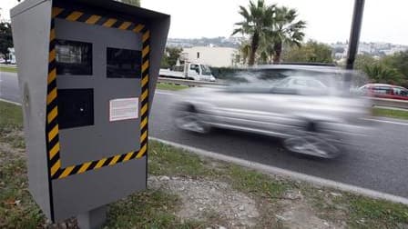 Le ministre de l'Intérieur Claude Guéant a annoncé mardi aux députés UMP que le démontage des panneaux avertissant de la présence de radars fixes était suspendu jusqu'à "une concertation locale"