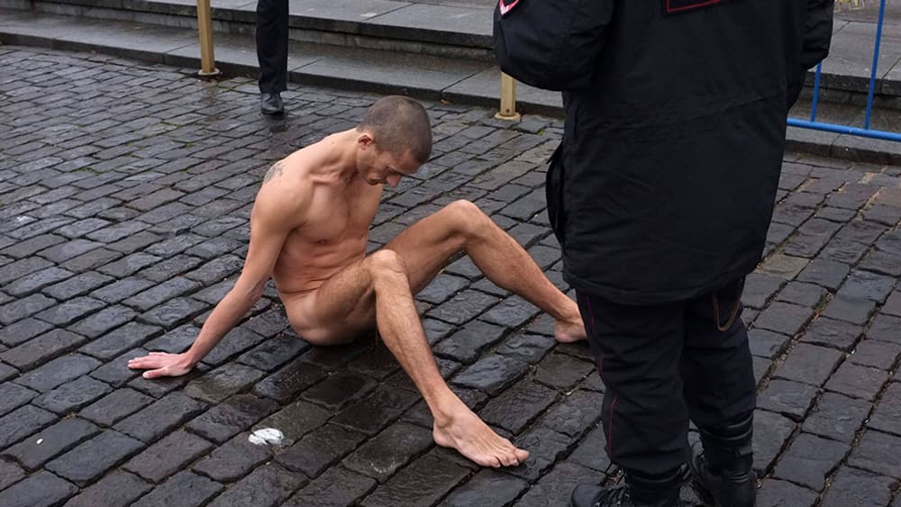 En 2013, Piotr Pavlenski avait cloué la peau de ses testicules entre les pavés de la place Rouge En 2013, Piotr Pavlenski avait cloué la peau de ses testicules entre les pavés de la place Rouge