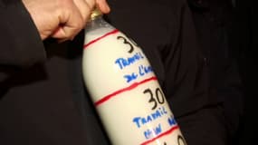 La bouteille de lait offerte par un éleveur laitier à la ministre de l'Agriculture, Annie Genevard, pour attirer son attention sur la question du revenu des agriculteurs, le 2 janvier 2025 dans une ferme du Doubs, en Franche-Comté.