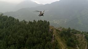 Un hélicoptère engagé dans une opération de secours au Pakistan, le 22 août 2023