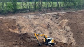 Une pelleteuse remblayant le terrain sur le site de recherche des restes d'Estelle Mouzin à Issancourt-et-Rumel, dans les Ardennes, le 29 avril 2021.