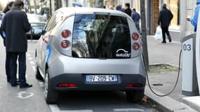 Si les Autolib' ont disparu depuis l'arrêt du service fin juillet, une partie des bornes de recharge va être réactivée à partir du 1er décembre prochain.