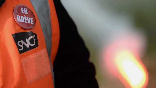 Un salarié de la SNCF en grève en mai 2016.
