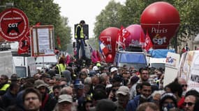 Une partie du cortège de la CGT lors de la manifestation du 1er-Mai à Paris.