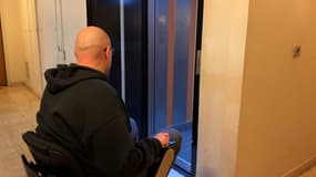 Romain dans son fauteuil roulant essaye d'accéder à son ascenseur