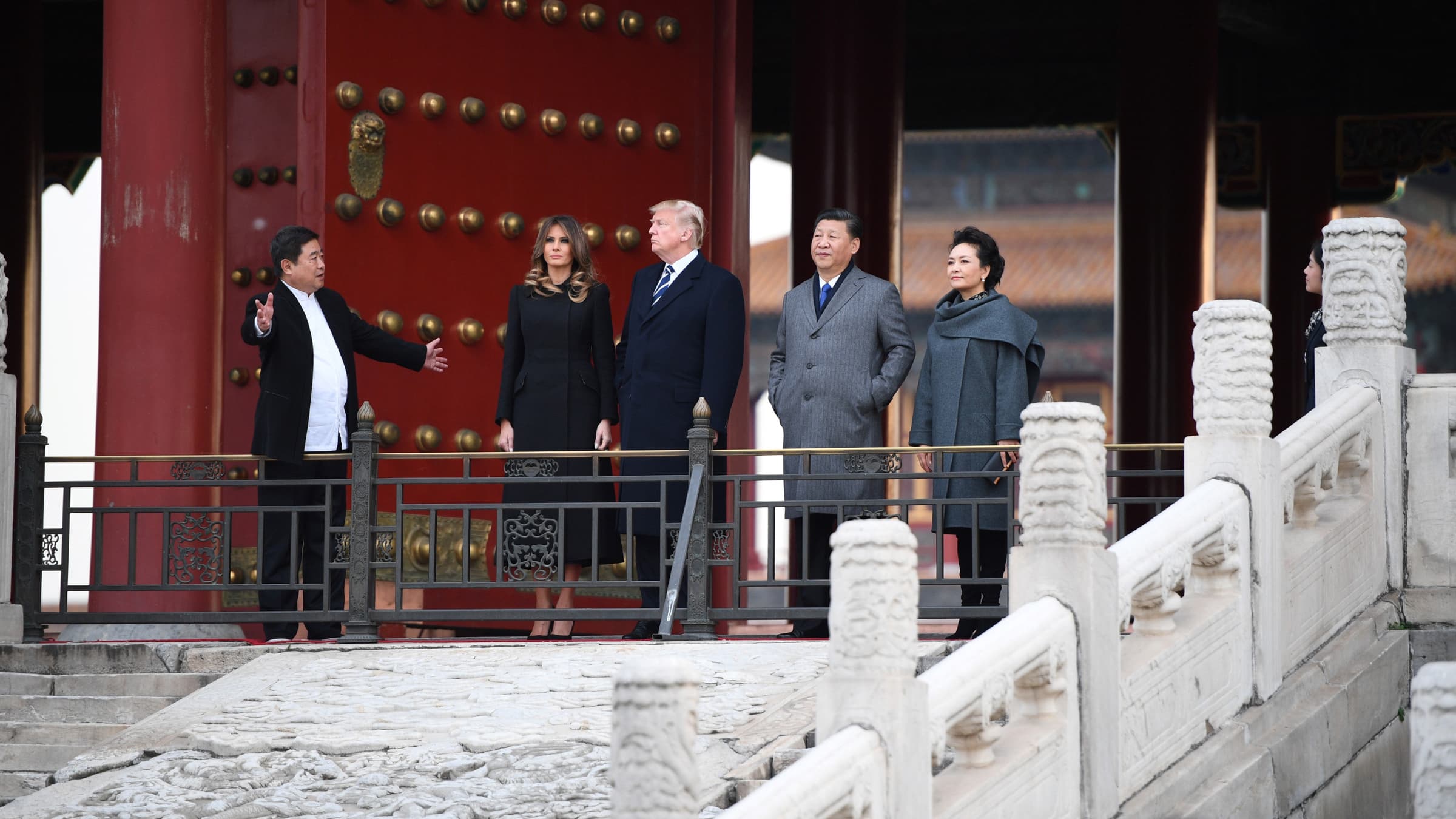 Les couples présidentiels américain et chinois, le 8 novembre, dans la Cité interdite, à Pékin. Les couples présidentiels américain et chinois, le 8 novembre, dans la Cité interdite, à Pékin.