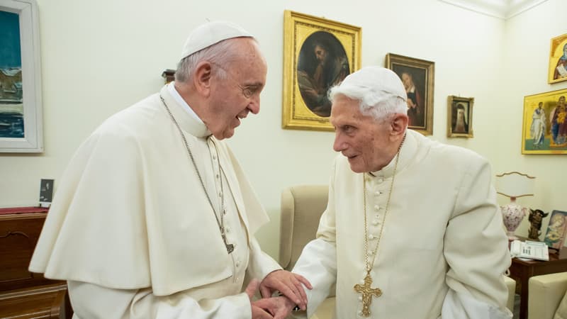 Le Pape François et l'ex-pape Benoît XVI au Vatican, le 21 décembre 2018 (photo d'illustration)