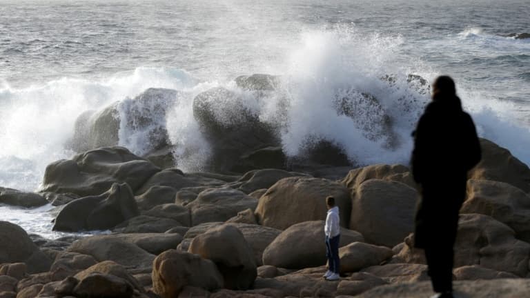 Une vague frappe le 10 mars 2023 le cap Isolella, près d'Ajaccio, en Corse, placée en vigilance orange en raison de vents violents