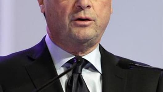 François Hollande a démenti mercredi à Londres tenir sur la finance des discours différents selon qu'il soit en campagne électorale en France ou qu'il s'adresse à la City britannique. /Photo prise le 11 février 2012/REUTERS/Jean-Philippe Arles