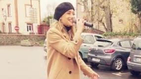 La chanteuse Hélène Dor livre des chansons à domicile