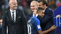 Emmanuel Macron serrant dans ses bras Kylian Mbappé, lors de la cérémonie de la finale de la Coupe du monde 2018