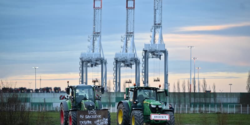 Une centaine d'agriculteurs se trouvaient au port du Havre avec leurs tracteurs, dimanche 11 janvier 2026, pour exprimer leur colère après l'accord UE-Mercosur. 