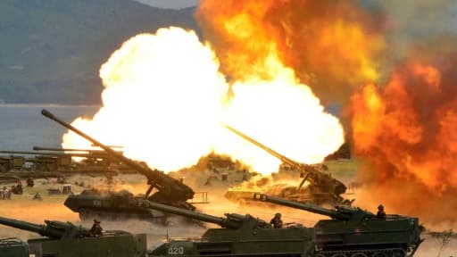 Photo fournie par l'agence officielle nord-coréenne KCNA le 26 avril 2017 d'exercices d'artillerie en Corée du Nord, date et lieu non précisés Photo fournie par l'agence officielle nord-coréenne KCNA le 26 avril 2017 d'exercices d'artillerie en Corée du Nord, date et lieu non précisés