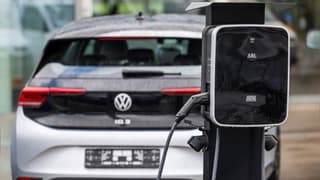 Un boîtier de recharge pour voitures électriques est photographié chez un concessionnaire automobile Moller Bil Volkswagen à proximité d'Oslo, la capitale norvégienne, le 25 septembre 2024. 