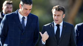 Le Premier ministre espagnol Pedro Sanchez (g) et le président français Emmanuel Macron, le 19 janvier 2023 à Barcelone