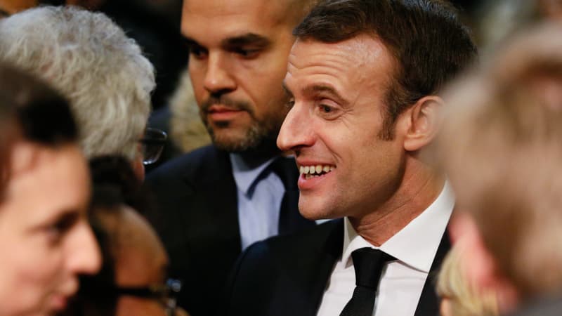 Emmanuel Macron rencontrant des maires à Valence. 