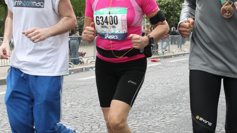 Muriel Hatem au Marathon de Paris, entourée de son fils (à gauche) et de son compagnon (à droite).