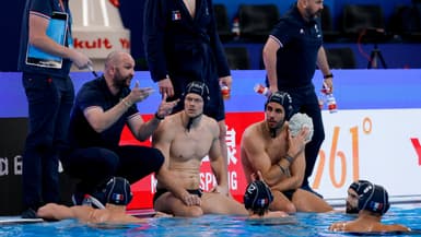 Florian Bruzzo et l'équipe de France de water-polo lors d'un temps mort en demi-finale du Mondial, 15 février 2024