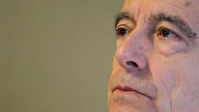 Alain Juppé appelle Jean-François Copé et François Fillon à cesser leurs attaques personnelles pour permettre la mise en place de sa médiation dans la guerre de tranchée qui a suivi l'élection contestée à la présidence de l'UMP. /Photo prise le 23 novembr