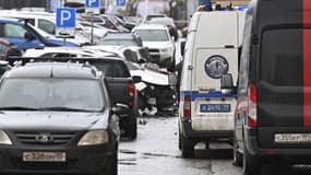 Des enquêteurs et des experts médico-légaux du Comité d'enquête de Moscou travaillent sur les lieux d'une explosion de voiture dans le sud de Moscou, en Russie, le 22 décembre 2025.