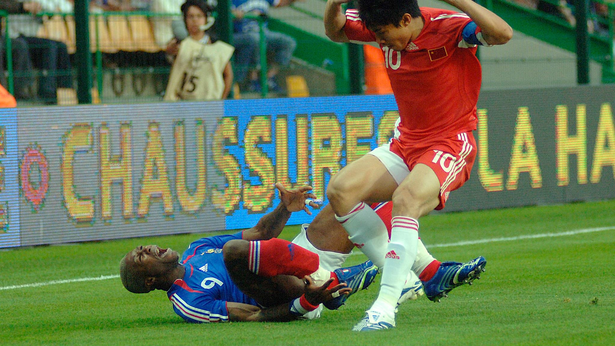 Djibril Cissé se tord de douleur lors de France-Chine en 2006