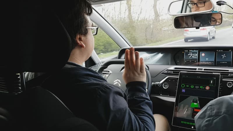 PSA a obtenu l'autorisation pour tester ses véhicules autonomes sur voie rapide, seule exception pour le moment à la règle de garder ses mains sur le volant. 