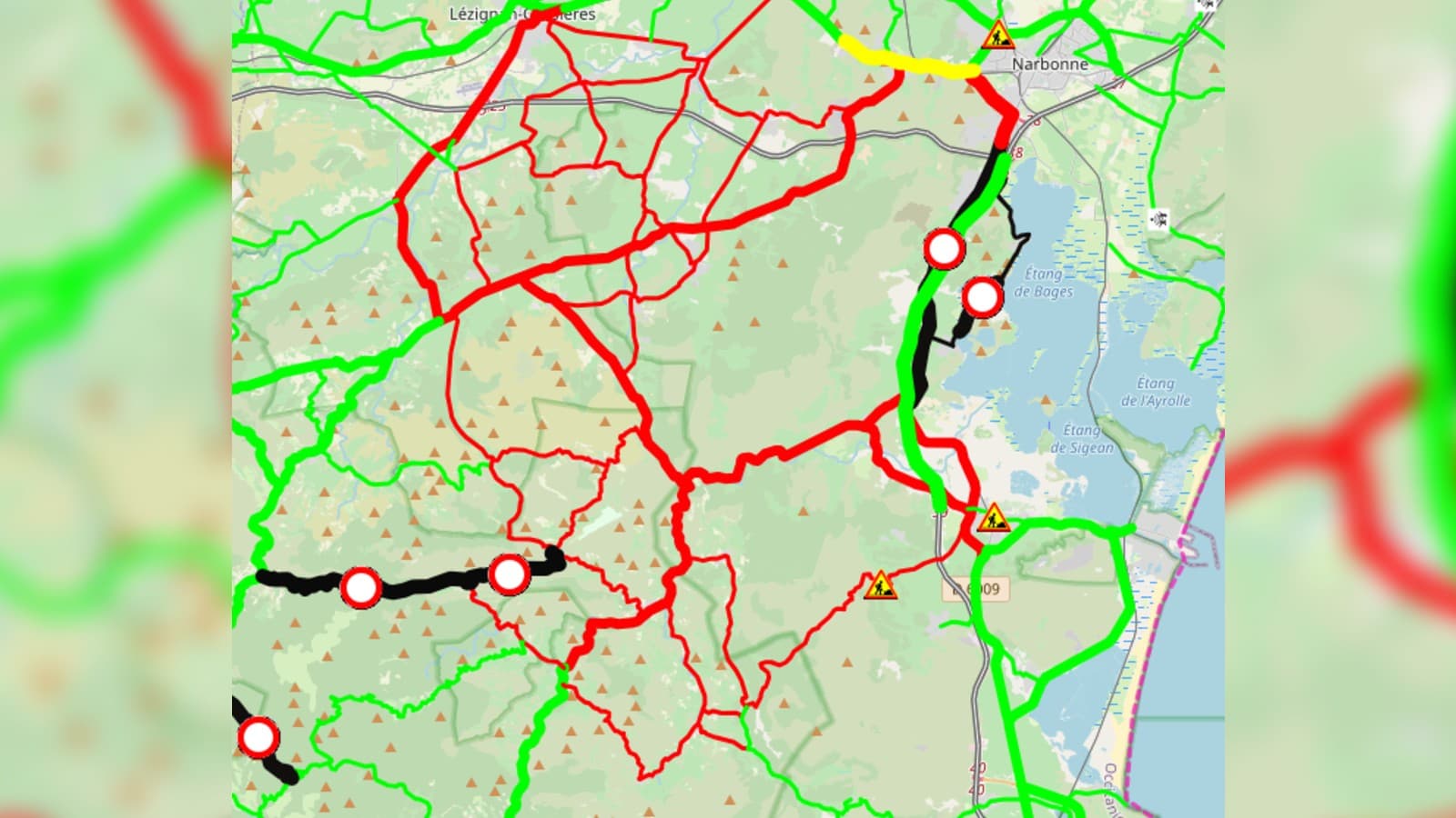 La circulation très compliquée sur les routes dans l'Aude, le 8 juillet 2025, en raison de violents incendies.
