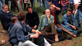 Lors de l’ascension de la roche de Solutré, l’ancien président de la République, entouré de ses proches, a répondu aux questions sur son état de santé. Roger Hanin (à gauche), était présent, ainsi que Jack Lang (au centre).
