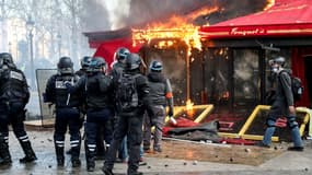 Le restaurant Le Fouquet's saccagé par des casseurs