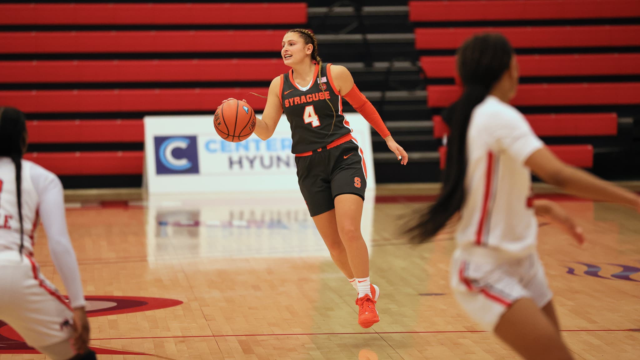 Tiana Mangakahia lors de son premier match avec Syracuse après son cancer du sein, en novembre 2020 Tiana Mangakahia lors de son premier match avec Syracuse après son cancer du sein, en novembre 2020
