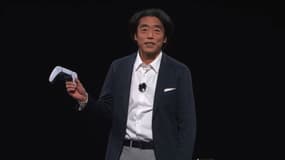 Izumi Kawanishi, le président de Sony Honda Mobility, a contrôlé la voiture électrique de la marque, Afeela, en utilisant une manette de Playstation 5 lors du CES 2024 de Las Vegas.