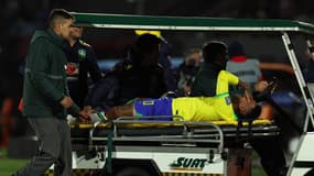 Neymar sort en pleurs sur civière après une blessure au genou gauche lors du match Uruguay-Brésil (2-0, qualifs Mondial 2026), le 17 octobre 2023