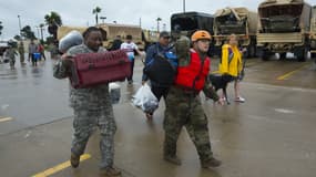 Des militaires américains secourent des familles alors que des inondations touchent le Texas, le 29 août 2017 à Housotn
