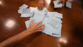 Le dépouillement du premier tour des élections législatives dans un bureau de vote à La Possession (La Réunion), le 30 juin 2024.