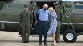 À cause du vent, Joe Biden peine à enfiler sa veste et est aidé par sa femme lors de sa visite dans le Kentucky