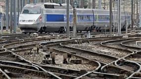 La SNCF prévoit un trafic quasi-normal jeudi malgré l'appel à la grève nationale lancé par six syndicats pour demander le maintien de la retraite à 60 ans. /Photo prise le 7 avril 2010/REUTERS/Jean-Paul Pélissier