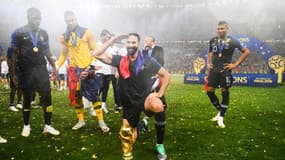 Adil Rami avec la Coupe du monde