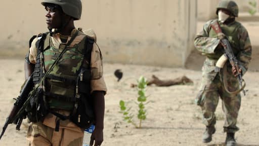 Des soldats patrouillent à la recherche de membres du groupe islamiste Boko Haram au nord de l'Etat de Borno, au Nigeria, le 5 juin 2013.