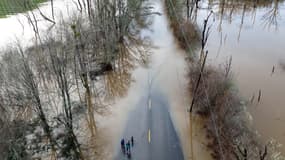 Une route inondée en Californie, le 5 janvier 2022