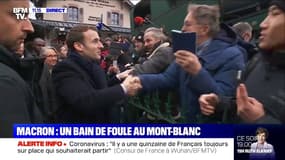Emmanuel Macron s'offre un bain de foule en marge de son déplacement au Mont-Blanc