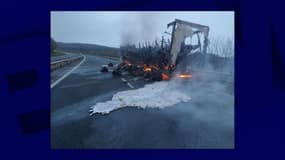 Un camion s'est embrasé jeudi matin sur l'autoroute A28 en Seine-Maritime.