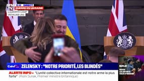 En pleine conférence de presse, une journaliste de la BBC enlace Zelensky